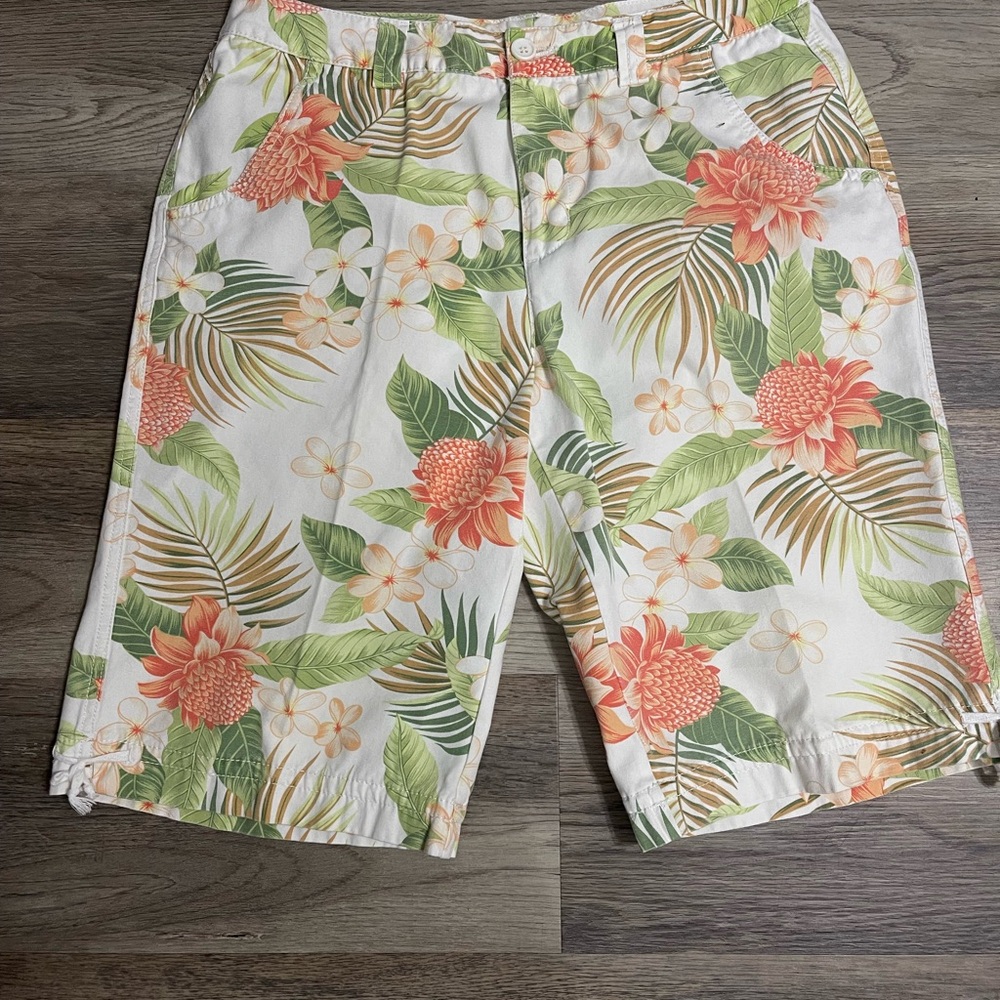 Floral Print Women's Shorts - White and Green